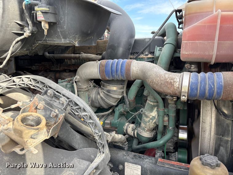 image for item YA1388 2016 Volvo VNL semi truck