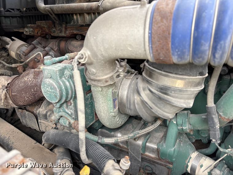 image for item YA1388 2016 Volvo VNL semi truck