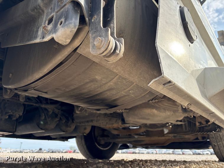 image for item YA1388 2016 Volvo VNL semi truck