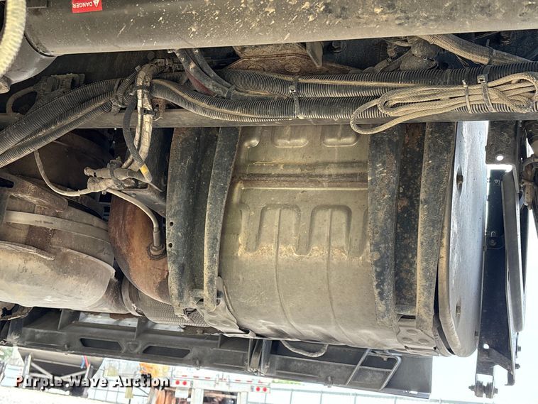 image for item YA1388 2016 Volvo VNL semi truck