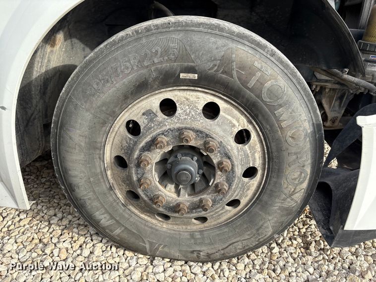 image for item YA1388 2016 Volvo VNL semi truck