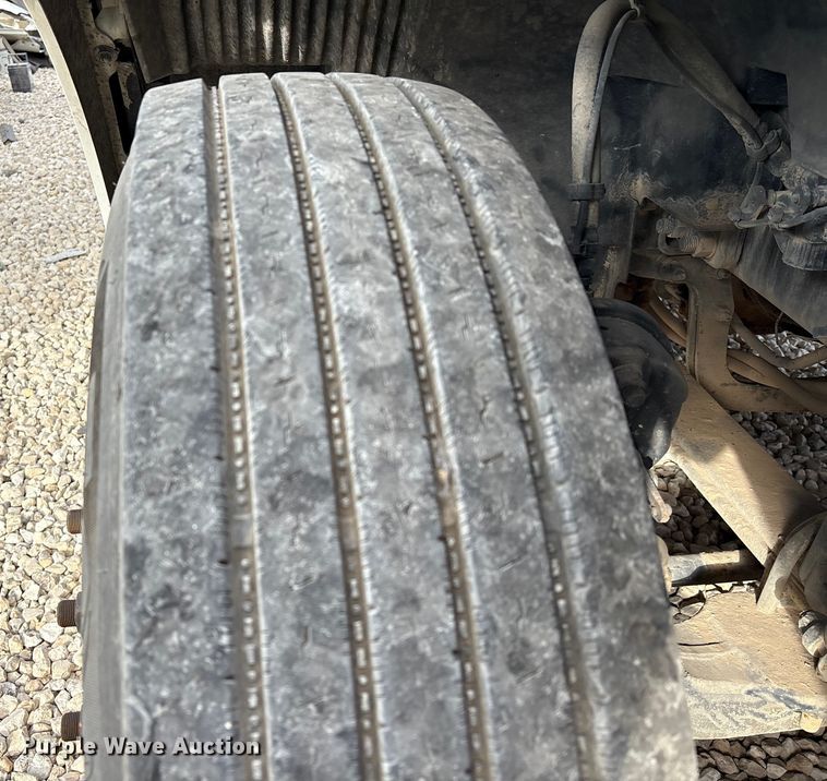 image for item YA1388 2016 Volvo VNL semi truck