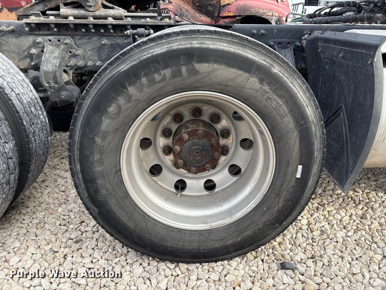 image for item YA1388 2016 Volvo VNL semi truck