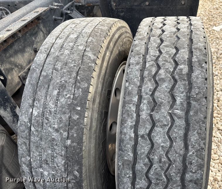 image for item YA1388 2016 Volvo VNL semi truck