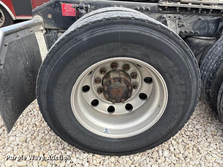 image for item YA1388 2016 Volvo VNL semi truck