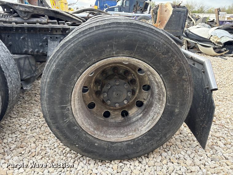 image for item YA1388 2016 Volvo VNL semi truck