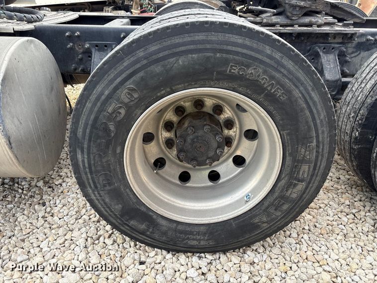 image for item YA1388 2016 Volvo VNL semi truck