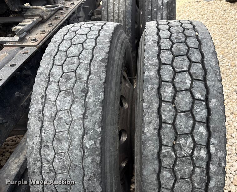 image for item YA1388 2016 Volvo VNL semi truck