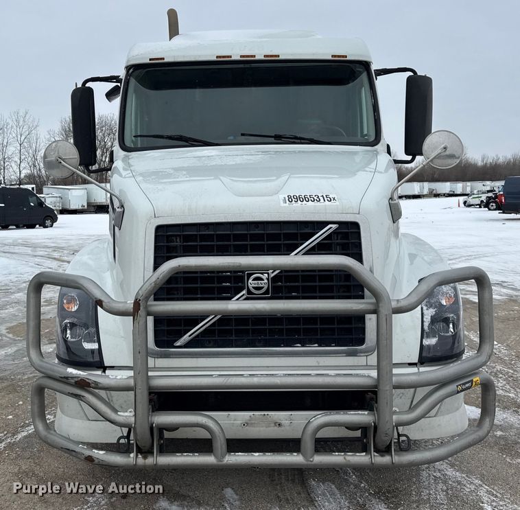 image for item YA1390 2015 Volvo VNL semi truck