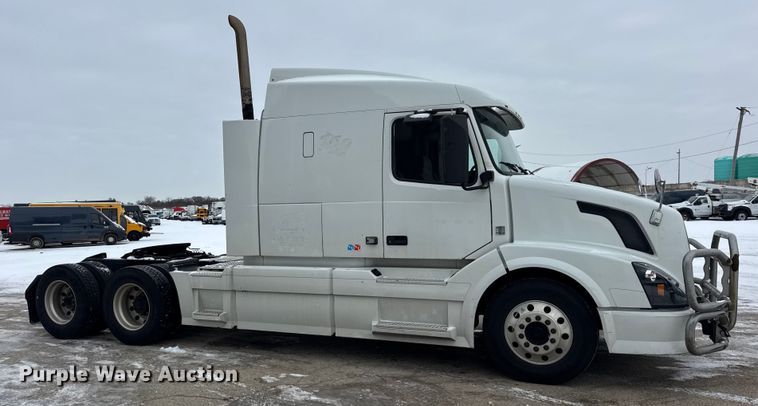 image for item YA1390 2015 Volvo VNL semi truck