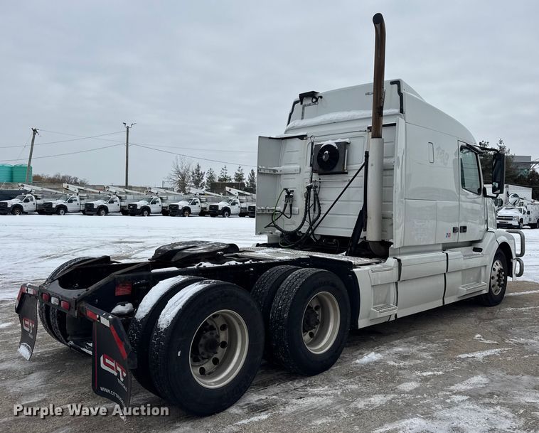 image for item YA1390 2015 Volvo VNL semi truck