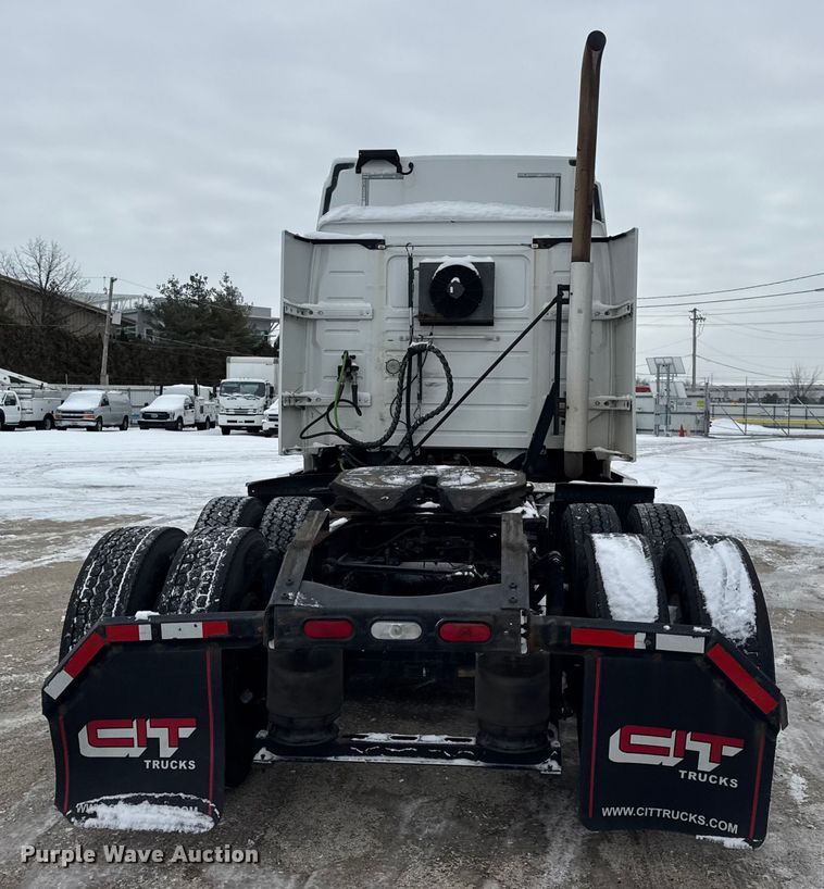 image for item YA1390 2015 Volvo VNL semi truck