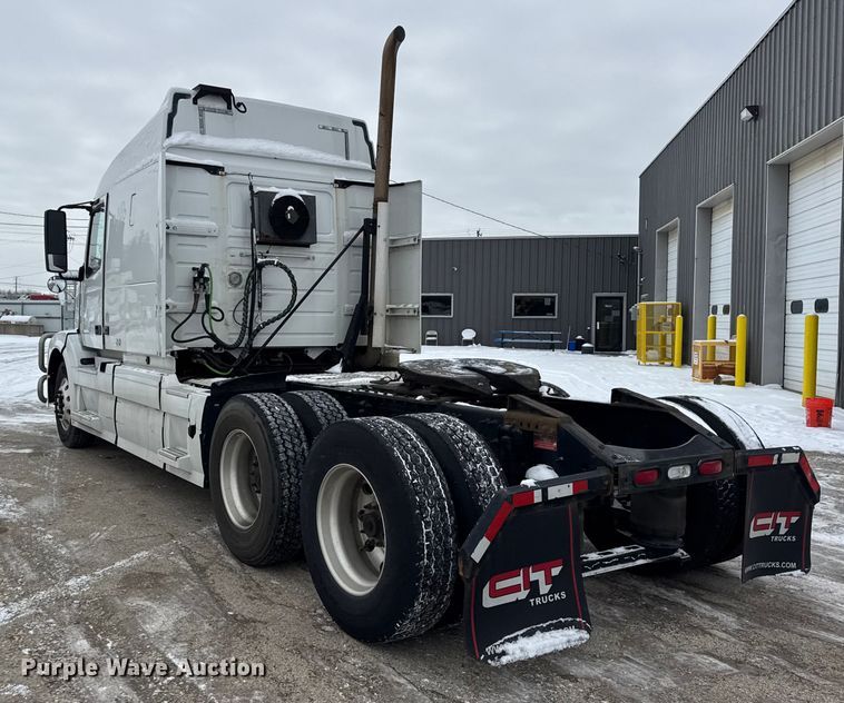 image for item YA1390 2015 Volvo VNL semi truck