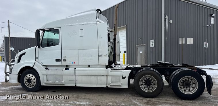 image for item YA1390 2015 Volvo VNL semi truck
