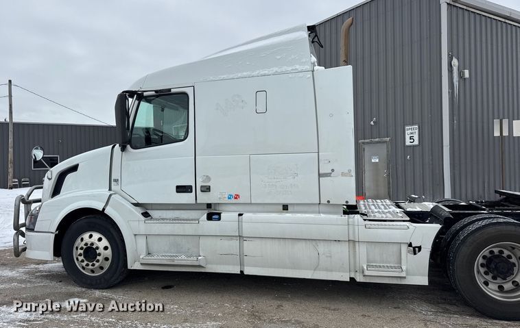 image for item YA1390 2015 Volvo VNL semi truck