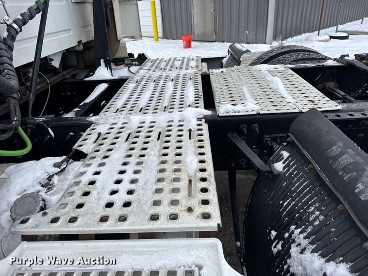 image for item YA1390 2015 Volvo VNL semi truck