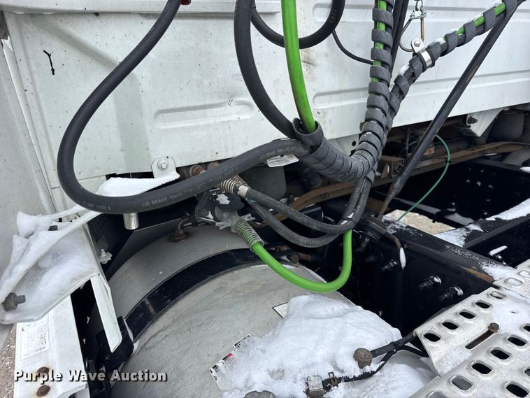 image for item YA1390 2015 Volvo VNL semi truck