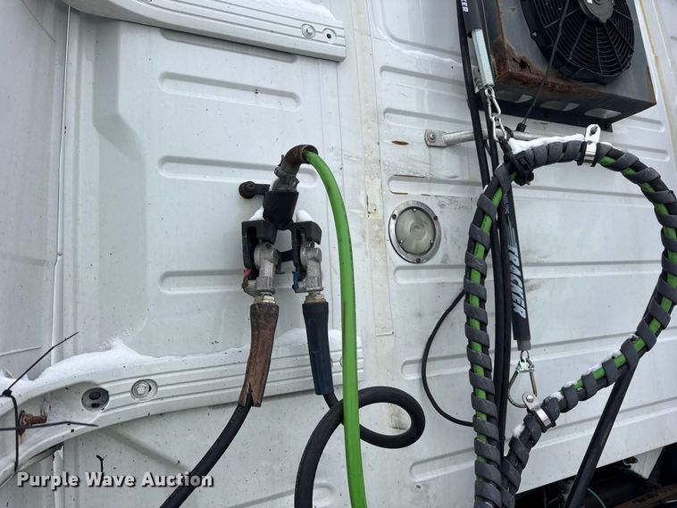 image for item YA1390 2015 Volvo VNL semi truck