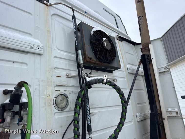 image for item YA1390 2015 Volvo VNL semi truck