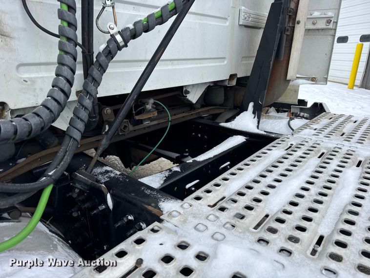 image for item YA1390 2015 Volvo VNL semi truck