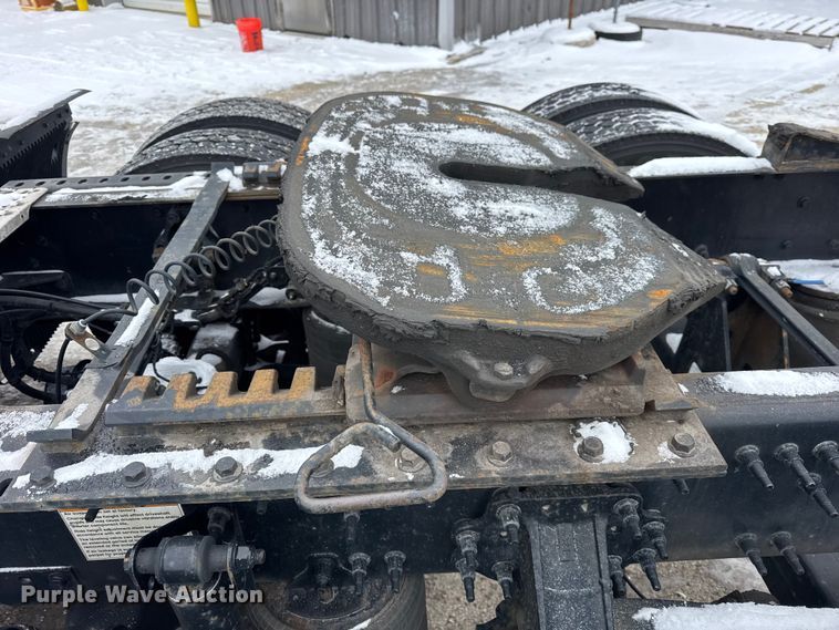 image for item YA1390 2015 Volvo VNL semi truck