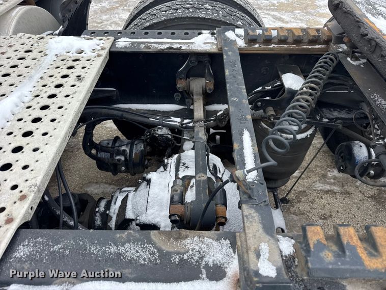 image for item YA1390 2015 Volvo VNL semi truck