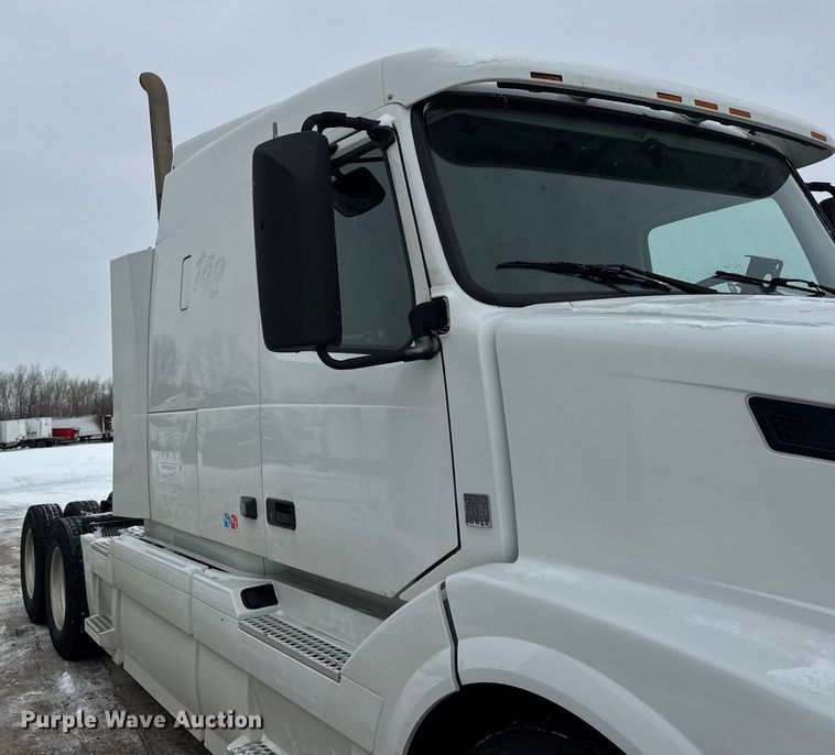 image for item YA1390 2015 Volvo VNL semi truck