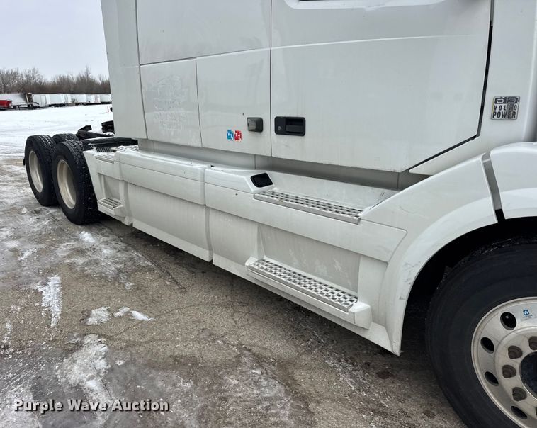 image for item YA1390 2015 Volvo VNL semi truck