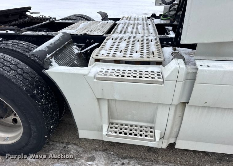 image for item YA1390 2015 Volvo VNL semi truck