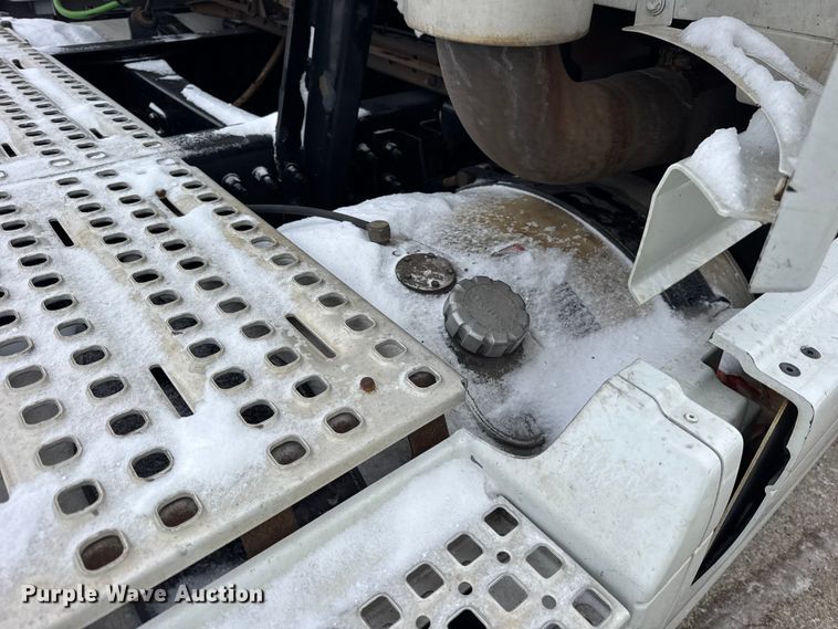 image for item YA1390 2015 Volvo VNL semi truck