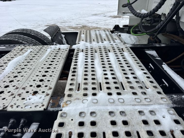 image for item YA1390 2015 Volvo VNL semi truck