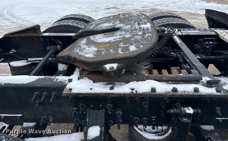 image for item YA1390 2015 Volvo VNL semi truck