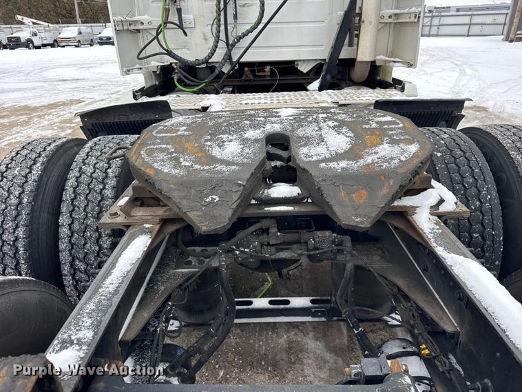 image for item YA1390 2015 Volvo VNL semi truck