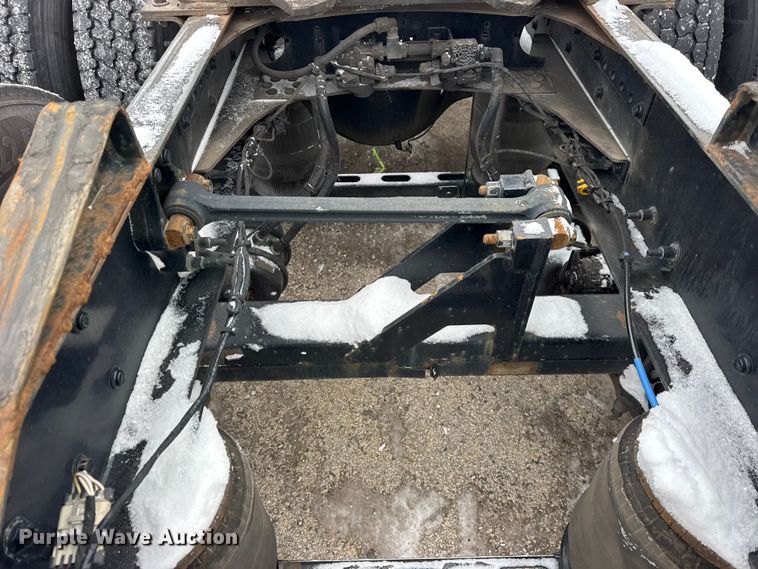 image for item YA1390 2015 Volvo VNL semi truck