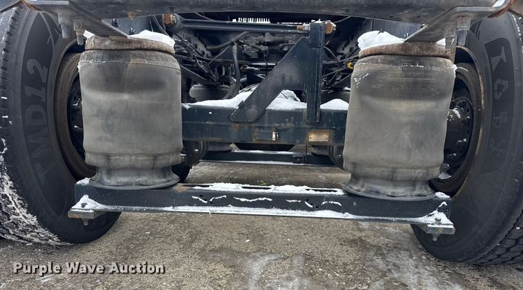 image for item YA1390 2015 Volvo VNL semi truck