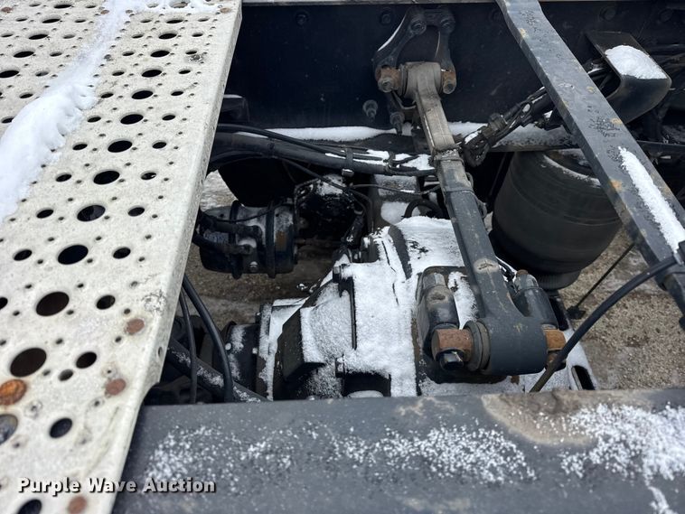 image for item YA1390 2015 Volvo VNL semi truck