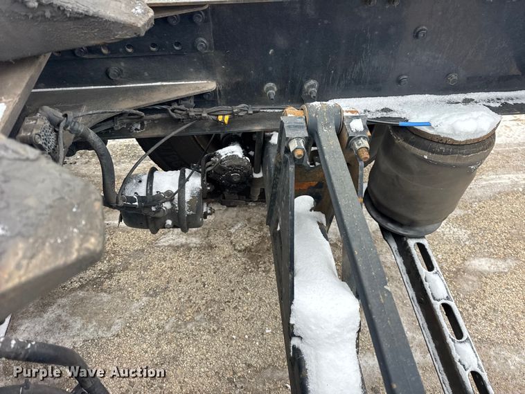 image for item YA1390 2015 Volvo VNL semi truck