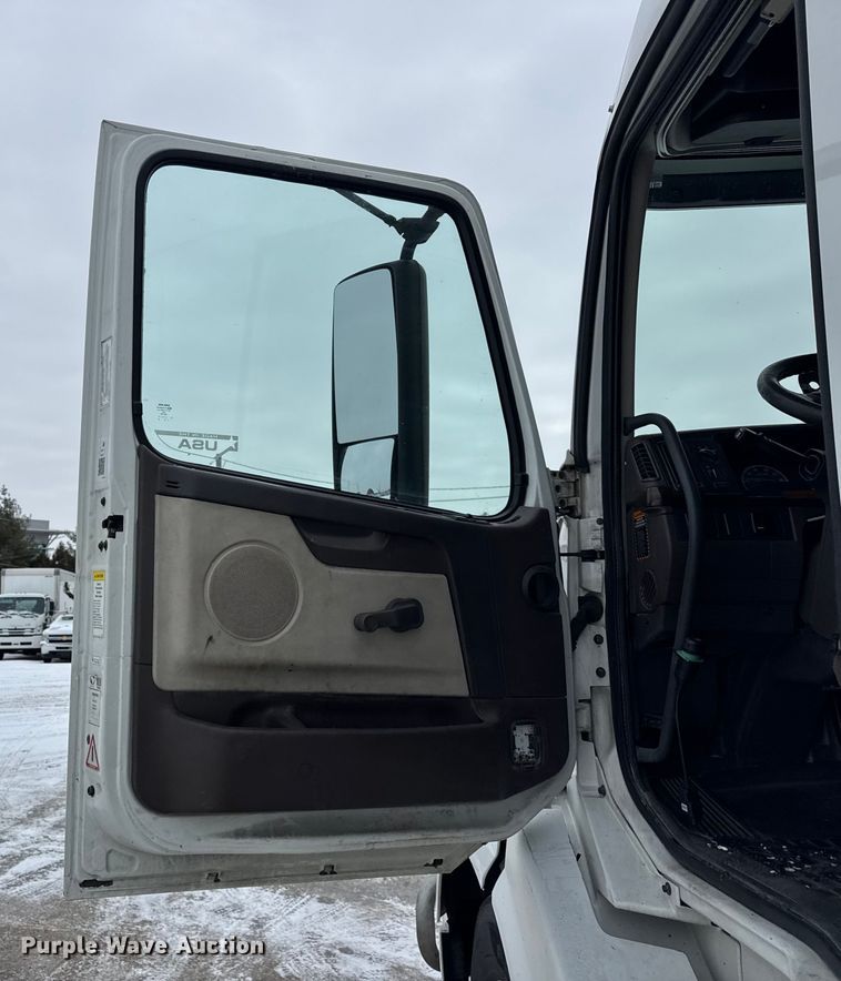 image for item YA1390 2015 Volvo VNL semi truck