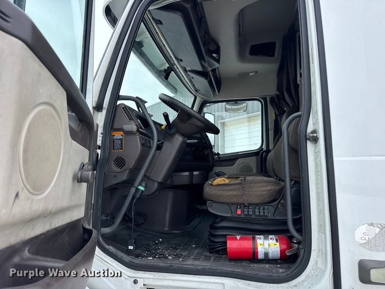 image for item YA1390 2015 Volvo VNL semi truck