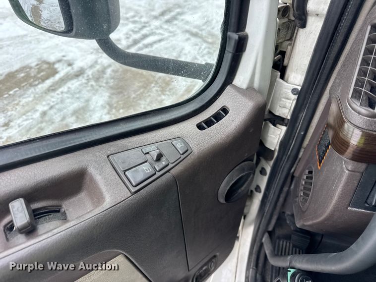 image for item YA1390 2015 Volvo VNL semi truck