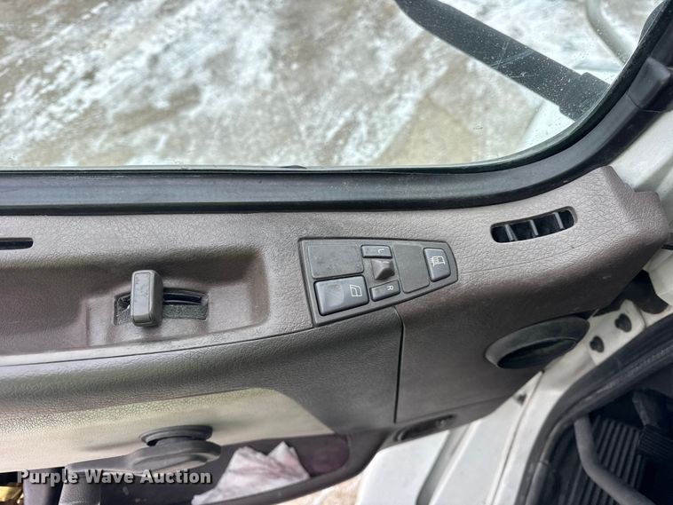 image for item YA1390 2015 Volvo VNL semi truck