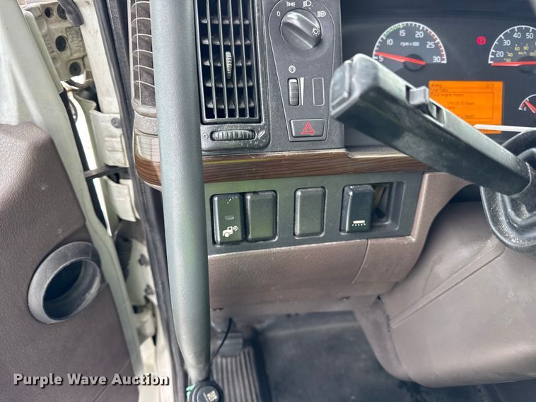 image for item YA1390 2015 Volvo VNL semi truck