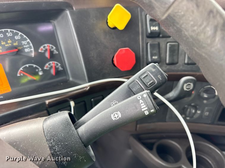 image for item YA1390 2015 Volvo VNL semi truck