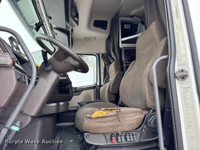 image for item YA1390 2015 Volvo VNL semi truck