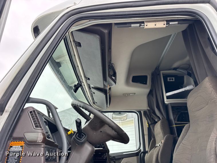 image for item YA1390 2015 Volvo VNL semi truck