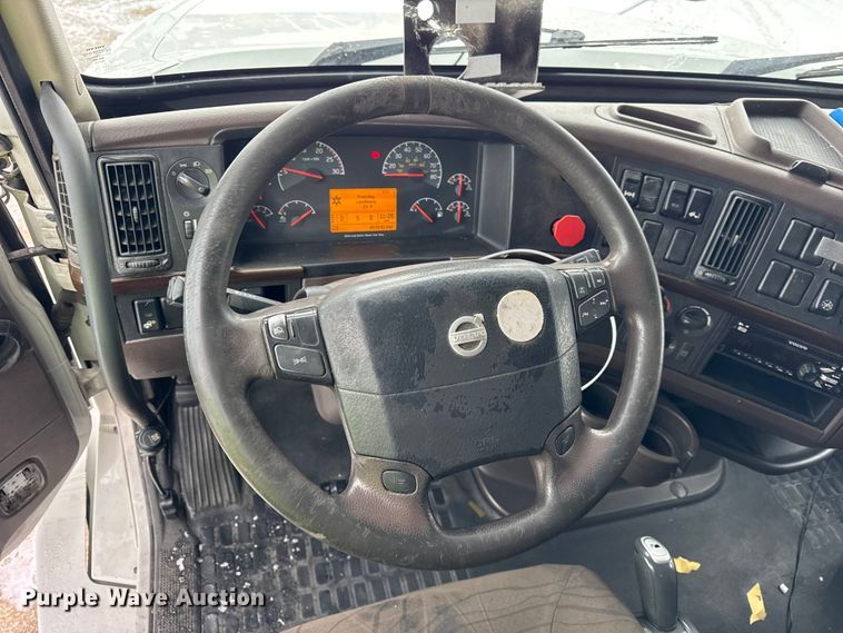 image for item YA1390 2015 Volvo VNL semi truck