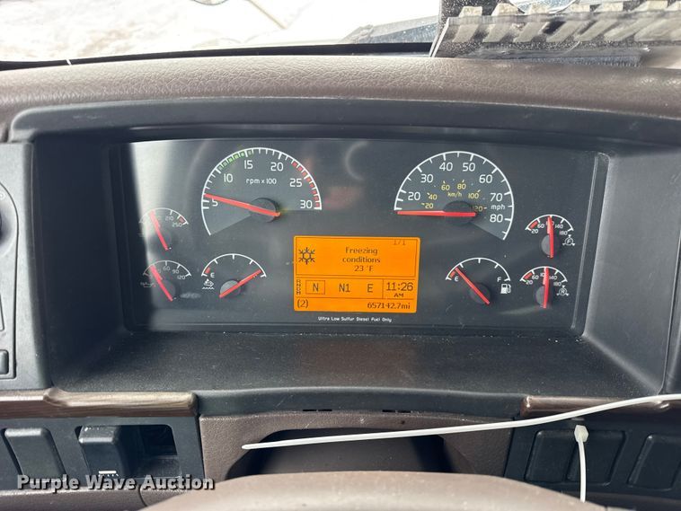 image for item YA1390 2015 Volvo VNL semi truck