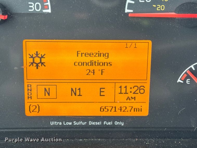 image for item YA1390 2015 Volvo VNL semi truck