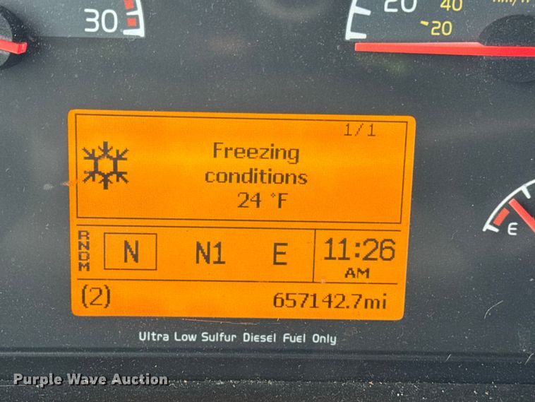 image for item YA1390 2015 Volvo VNL semi truck