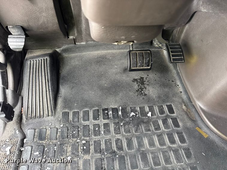 image for item YA1390 2015 Volvo VNL semi truck